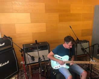Guitariste en production d'album au Fil's HOUSE Studio