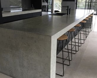 Isla de cocina revestida con microcemento