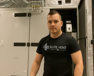 Ventilationsteknikern med svart kläder