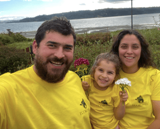 Familia con polera de EcoRumbo en Chiloé representando compromiso con la educación ambiental y soluc
