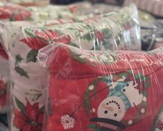 Cojines de navidad envueltos en una bolsa de platico.