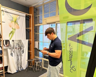 Jitse is een virtual tour aan het bewerken voor Slaapstudio Vic