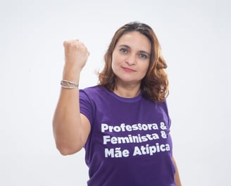Anna Karina veste camisa lilás escrita Professora & Feminista & Mãe Atípica
