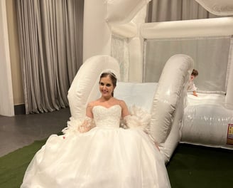 Noiva em frente a um inflável branco comemorando seu casamento