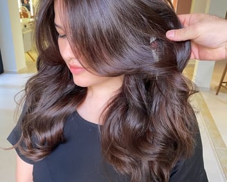 Cliente desfrutando de atendimento premium no salão We Hall Beauty em Bauru, ambiente elegante e aco
