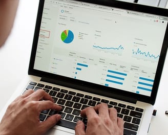 Informe detallado con resultados de estudios de mercado y recomendaciones estratégicas para la toma de decisiones