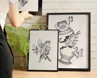 Plusieurs cadres avec des illustrations de vase brisé, oiseau et poisson