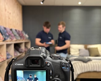 Twee collega's die een virtuele tour bespreken
