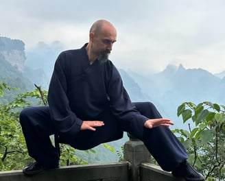 Balancing between earth and sky, İsmet Himmet channels the spirit of Wudang among ancient peaks.