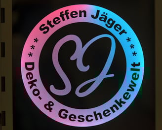 das Logo dieser Webseite, mit verschiedenen Blau und Rottönen vermischt