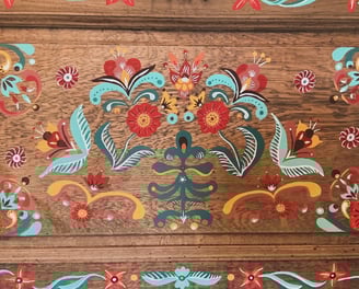 Motifs d'inspiration bohème boho peints par Fresh Fresque sur un meuble en bois