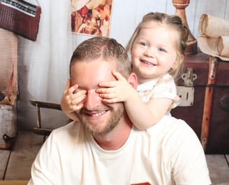 Séance photo famille, une fille et son père s'amusant lors d'une séance photo