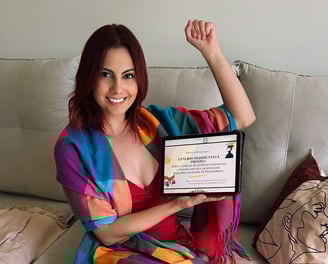 Palloma apresenta sua dissertação "Gêneros Dissidentes e Prisões: Mulheres Transexuais" com firmeza