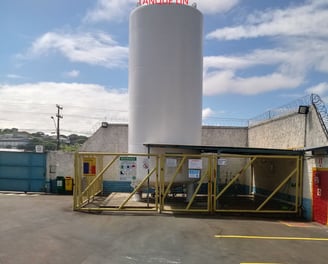 Instalação padrão de uma centrais líquida com o tanque de todas as distâncias e cercamento apropriao