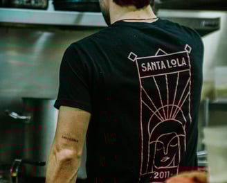 Cocinero de Santa Lola trabajando con camiseta corporativa