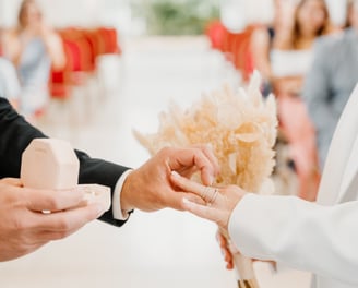 Les mariés échangent les alliances dans la mairie