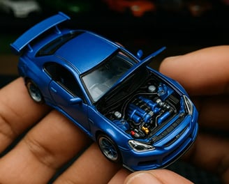 Carro pequeño color azul con motor a la vista