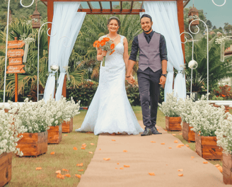 Pareja tomados de la mano en un paisaje sereno, preparándose para el matrimonio
