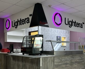 Letras iluminadas tipo Channel Letters en mostrador comercial