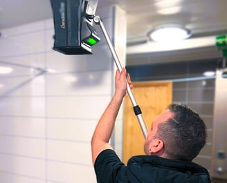 Ventilationsteknikern injusterar ventilationen.