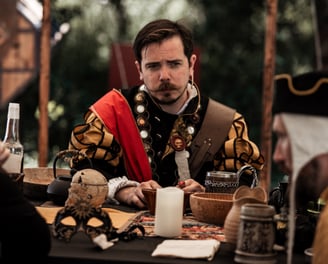 Homme en tenue noir et jaune lansquenaise avec une sublime moustache