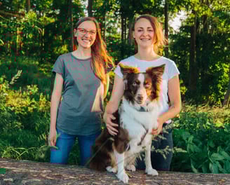 Toni und Tabea gemeinsam im Wald – naturverbundene Zusammenarbeit bei Takoda
