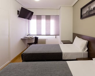 Pensión Laurel Logroño – Habitación doble cómoda y luminosa