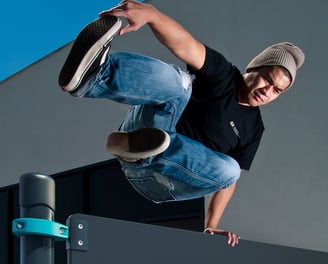 Homma faisant du parkour ou chase tag sur agrès Kenguru Pro.