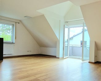 Offener Wohn- und Essbereich mit Flügeltür zum Süd-Ost Balkon in Maisonettewohnung Hirschaid