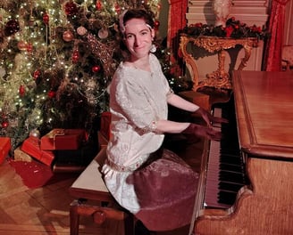 chanteuse pianiste en tenue belle époque dans un décor de noël dans un chateau