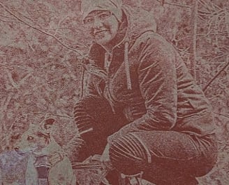 Bild einer Frau und eines Hundes im Wald
