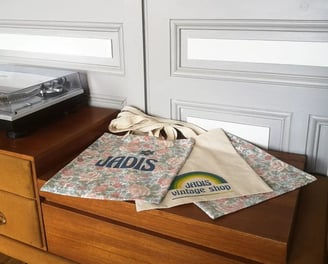 a record player's bag on a dresser tote bag en tissu recyclé