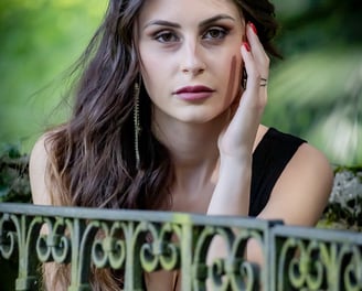 Ritratto emozionale: donna dallo sguardo intenso illuminata da luce naturale morbida, identità 
