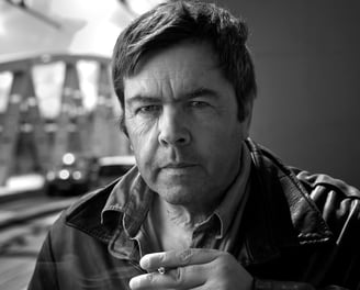 Thierry  est un artiste visuel passionné par la capture des moments éphémères à travers son objectif