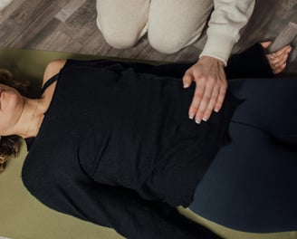 Illustration of reiki, the paratician has his hands above 2 chakras.