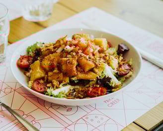 Ensalada fresca con rebozados sin trigo en Santa Lola