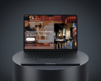 Présentation d'un site Web avec un Mac fond sombre