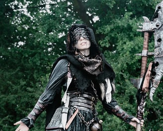Femme en tenue déchirée avec une grande hanche et un masque sur un fond de feuilles
