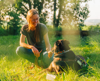 Tabea füttert Hund im Wald – entspannter Kontakt und Belohnung beim Waldbaden