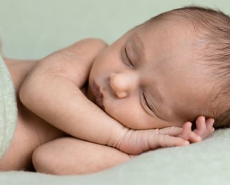 Sessió de fotos newborn a Girona amb una bebè recent nascuda dormint en estudi fotogràfic