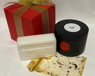 Petite boîte cadeau rouge avec bougie et savon
