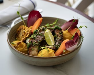 Une assiette de tentacule de poulpe braisé et petits légumes