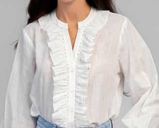 Une femme qui porte une chemise blanche