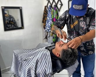 Potencia tu imagen con cortes de cabello y barba especialmente para ti.