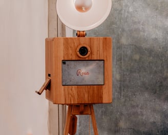 Photobooth en bois clair sur trépied avec éclairage circulaire, modèle Rosa, photo produit classique