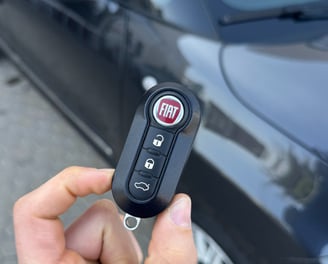 Ideale per chi ha smarrito la prima chiave e desidera una nuova con telecomando per un accesso rapid