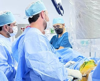 Doctores en quirófano haciendo cirugía de rodilla 