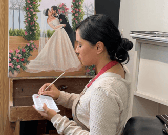 Artista shirley johnston pintando en su taller
