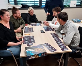 Animation de jeu de société pour adultes pendant un moment de cohésion pro en entreprise
