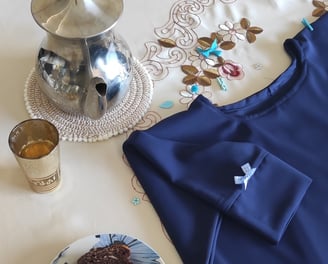 Des vêtements pour femmes élégants, sobres et discrets. Adapté pour la femme musulmane. Abaya Khimar